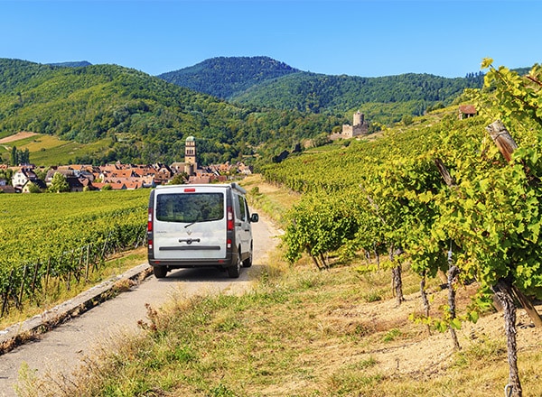 vue extérieure van aménagé Pilote dans les vignes