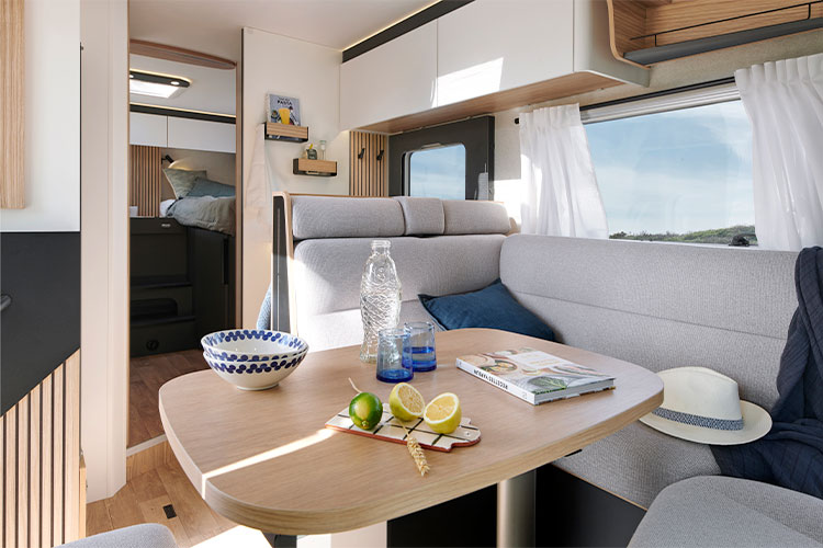 Salon d'un camping-car intégral Pilote 690GJ