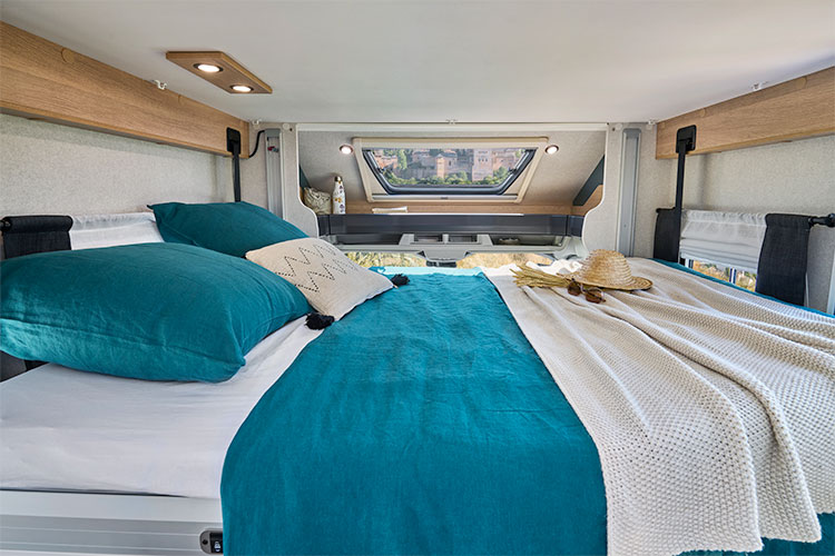 Lit pavillon dans un camping-car profilé compact Pilote A690GJ