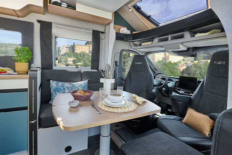 Salon d'un camping-car profilé compact Pilote A630G