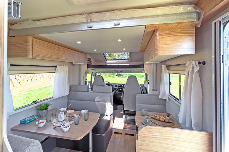 Salon d'un camping-car profilé Pilote P690S avec l'ambiance Annecy