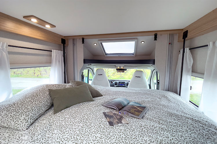 Lit pavillon dans un camping-car profilé Pilote P620D