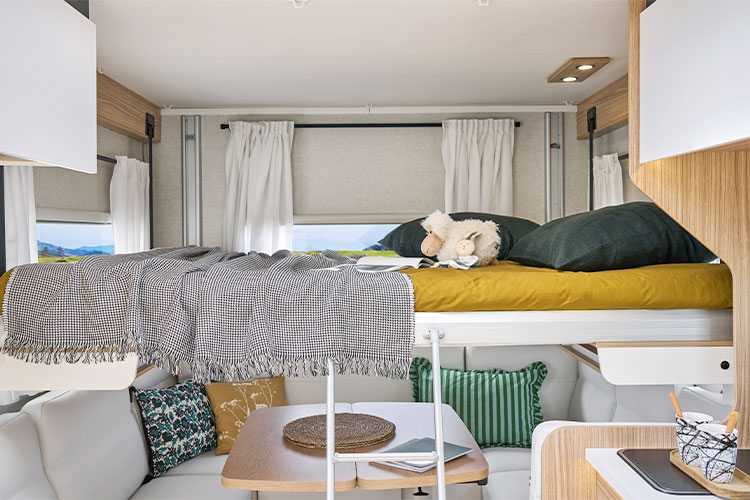 Lit pavillon dans un camping-car profilé Pilote P720U