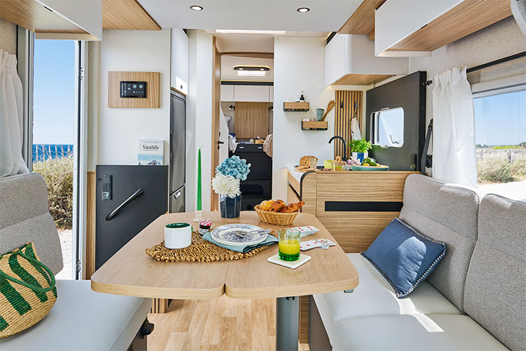 Salon d'un camping-car profilé Pilote P740FGJ