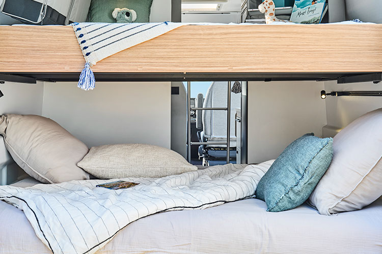Vue sur les lits de la chambre du fourgon aménagé Pilote V630S